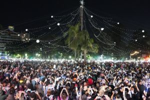 Una multitud celebró el encendido del clásico Árbol de Navidad en la rotonda de Pellegrini y Oroño