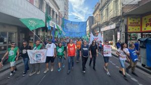 "La Patria No Se Vende", multitudinaria marcha en Rosario en repudio a las políticas de ajuste de Milei