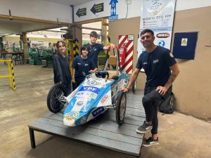 Alumnos de escuela técnica de Rosario crearon un auto eléctrico y subieron al podio con una compañera al volante