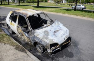 Prendieron fuego a tres autos, además del ataque a los dos en Arroyito: cinco vehículos calcinados en total
