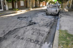 Prendieron fuego dos autos y escribieron amenazas en la calle a metros del Gigante de Arroyito