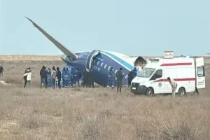 Se estrelló un avión de pasajeros de Azerbaijan Airlines en Kazajistán