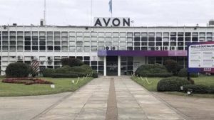 Crisis sin fin en la era Milei: la empresa de cosméticos Avon cerró su planta y despidió a 300 trabajadores por WhatsApp