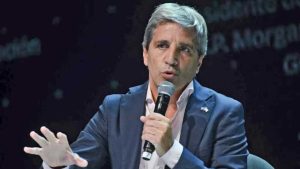 Caputo habló sobre la suba de los dólares paralelos: “La gente debe comprar porque se va de vacaciones afuera”