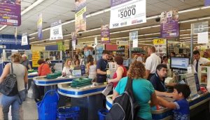 Un grupo de supermercados buscan trabajadores home office y presenciales con sueldos de casi un millón de pesos: cómo postularse