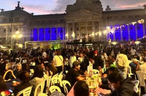 La cena navideña frente al Congreso albergó a decenas de personas en situación de calle