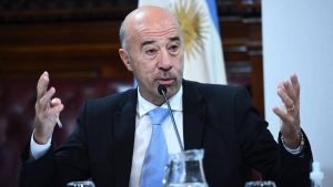 Quién es el ex embajador kirchnerista denunciado por "traición a la patria" por su intervención en el caso del gendarme argentino detenido en Venezuela