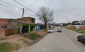 Lo mataron de varias puñaladas en Villa Gobernador Gálvez y por eso buscan al hermano