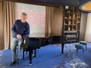 Se presenta el libro de entrevistas “Pequeños Elementos”, en honor a la radio, la literatura y la música