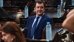 Peronista con peluca: quién es Edgardo Kueider, el senador entrerriano detenido en Paraguay con 200 mil dólares estadounidenses