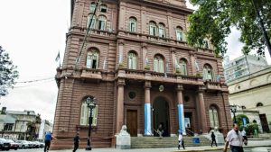 El intendente traspasó el mando a María Eugenia Schmuck por los próximos 4 días hábiles