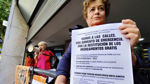 Jubilados protestaron en la sede céntrica de Pami Rosario por el recorte en medicamentos gratuitos
