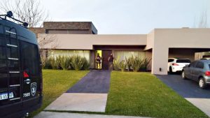 Ahora, allanaron los domicilios de la última y la anterior pareja del asesinado barra Pillín Bracamonte