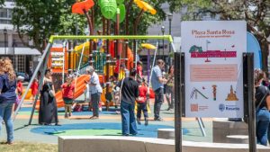 Renuevan de manera integral la plaza Santa Rosa y suman un nuevo espacio de juegos