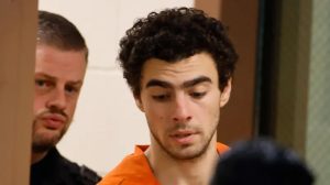 "Un acto de terrorismo": acusan formalmente a Luigi Mangione por el asesinato del jefe de la mayor aseguradora de salud de EE.UU.