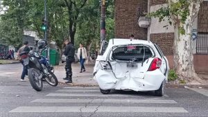 Un taxista se defendió de un robo, perdió el control del auto y provocó un choque múltiple en barrio Echesortu