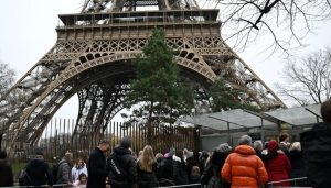 Incendio en uno de los ascensores de la Torre Eiffel: debieron evacuar a más de mil visitantes
