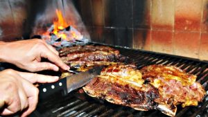 Brasil regalado: ¿cuánto cuesta un asado completo en Florianópolis y cuánto sale hacerlo en Buenos Aires?