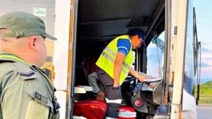 Detuvieron a un micro que transportaba menores sin documentación con destino a Salta