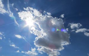 Jueves con cielo algo nublado y mucho calor