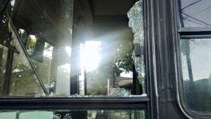 Detuvieron a un hombre que arrojó una baldosa a un colectivo e hirió al chofer en el rostro