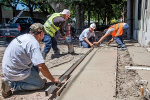 Ya se están ejecutando las primeras veredas de hormigón raspinado en la ciudad