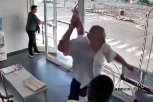 Relatos salvajes en Misiones: un periodista atacó con un matafuego a inspectores porque no pudo renovar su licencia