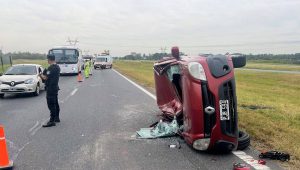 Siniestro de tránsito en la autopista a Buenos Aires: un vehículo chocó y volcó