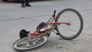 Una joda que salió mal: sus amigos le aflojaron una rueda de la bicicleta como broma, se cayó y está grave