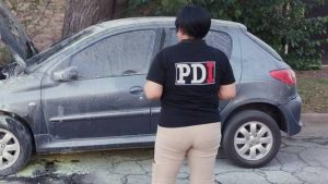 Prendieron fuego el auto de un empleado penitenciario frente a la Jefatura de Policía