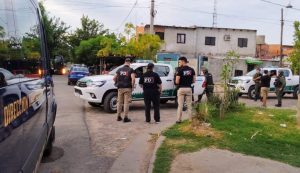 Asesinaron a una mujer de 20 años de una puñalada en el cuello en medio de un altercado en reunión de barrio Ludueña