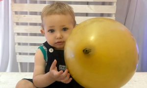 Tiene 18 meses, lleva ocho esperando por su trasplante y la obra social les reconoció todo a medias