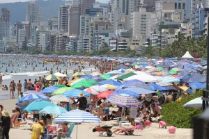 Alarma en Brasil: declararon brote de gastroenterocolitis en las playas