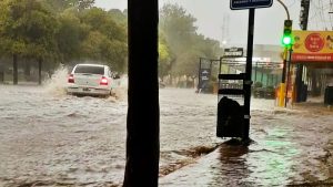 Lluvias intensas transformaron Santa Rosa de Calamuchita en una riada, con autos arrastrados por el agua y casas inundadas