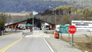 Intentó cruzar a Chile con su esposa muerta en el auto para cobrar la jubilación, pero fue detenido por Gendarmería