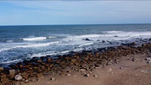La costa atlántica resigna turistas por los precios y también playa por erosión