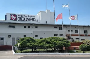 Sigue tomado por sus trabajadores el Frigorífico General Las Heras por falta de pago de haberes