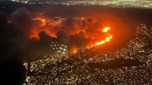 Voraz incendio en California: más de 30 mil evacuados