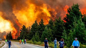 Ahora en Chubut: avanza un incendio iniciado en un pinar que ya consumió 2 mil hectáreas y obligó a centenas de evacuaciones
