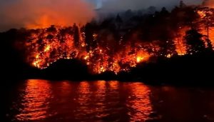 El incendio en el parque nacional Nahuel Huapi arrasó más de 2 mil hectáreas en seis días y no lo pueden controlar