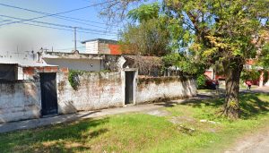 Desde un auto y con barbijos, dispararon 16 veces contra una vivienda de Parque Casas dejando dos heridos