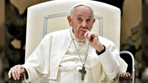 El papa Francisco se cayó y debieron inmovilizarle un brazo