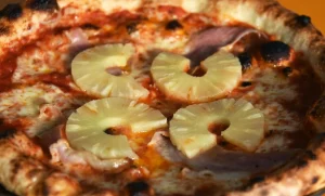 Un restaurante cobra un extra de US$120 por ponerle ananá a la pizza