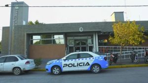 Una mujer llevó a su hijo con un cuchillo clavado en la cabeza a la guardia de un sanatorio y quedó detenida