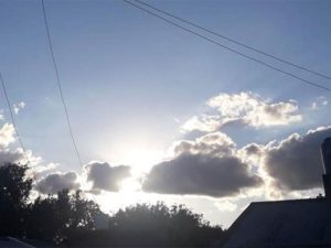 Martes con cielo algo nublado