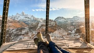 Un hotelbus checo, cápsulas frente al Fitz Roy, un huevo de dragón: los lugares más asombrosos para dormir en la Patagonia
