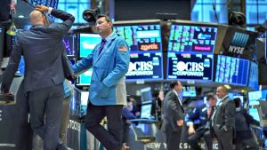 Los mercados abren con fuertes caídas por la guerra comercial lanzada por Trump