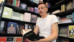 Este jueves habrá picnic y lecturas en la Plaza Alberdi con la presencia de Juan Solá