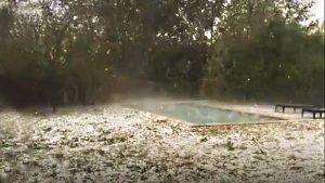 Tormenta feroz en Mar del Plata: granizo de cuatro centímetros destrozó autos y casas