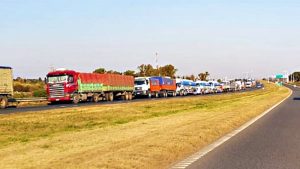 Camioneros denuncian cobros irregulares en su paso hacia Paraguay